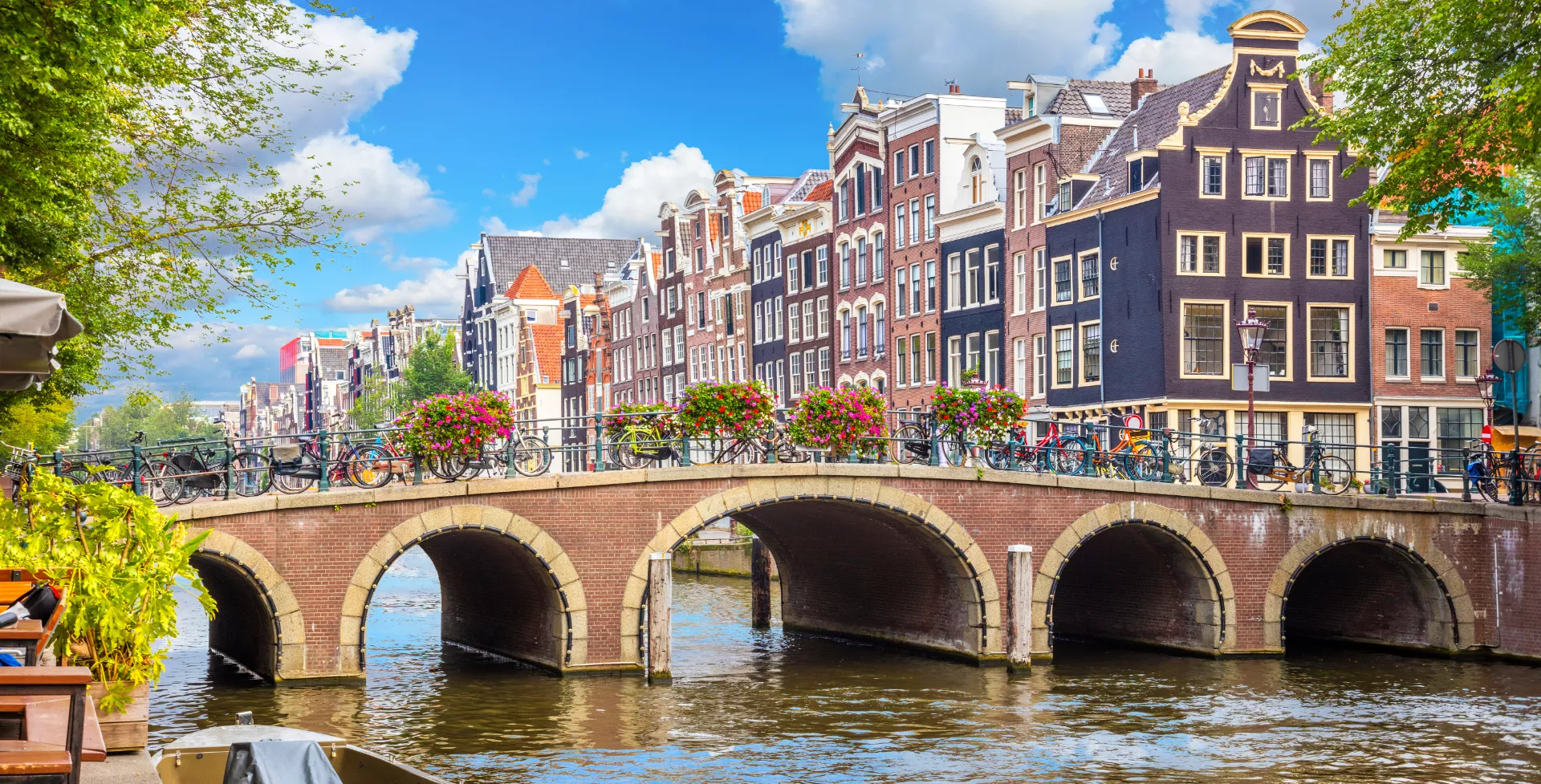 Typische oude huizen en brug in Amsterdam, Nederland