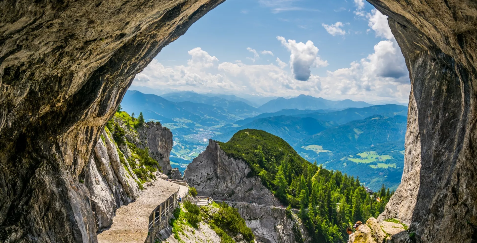 Uitzicht over het landschap in Salzburgerland vanuit Eisriesenwelt, Oostenrijk
