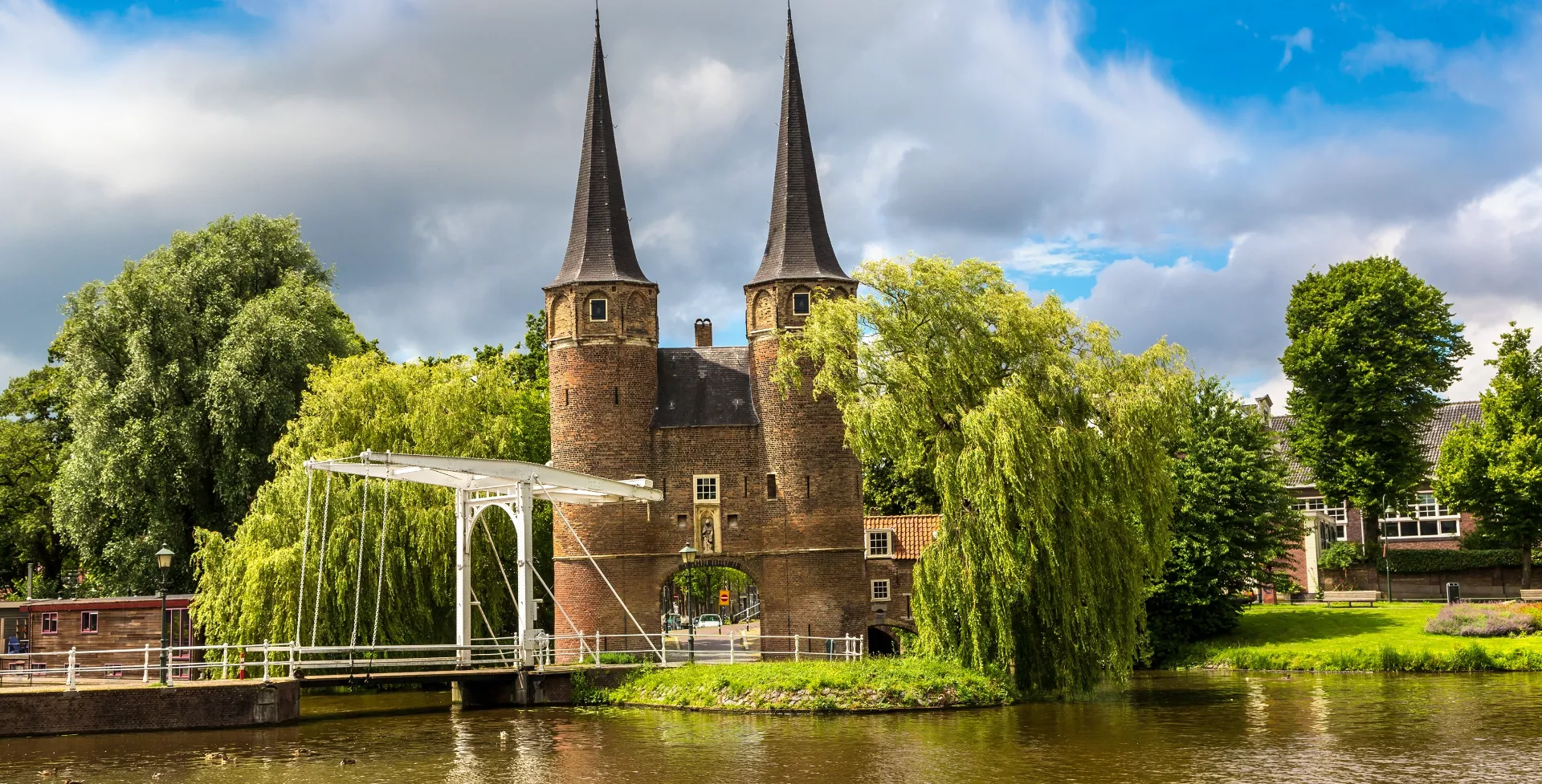 Waterlandschap bij Oostpoort in Delft, Nederland