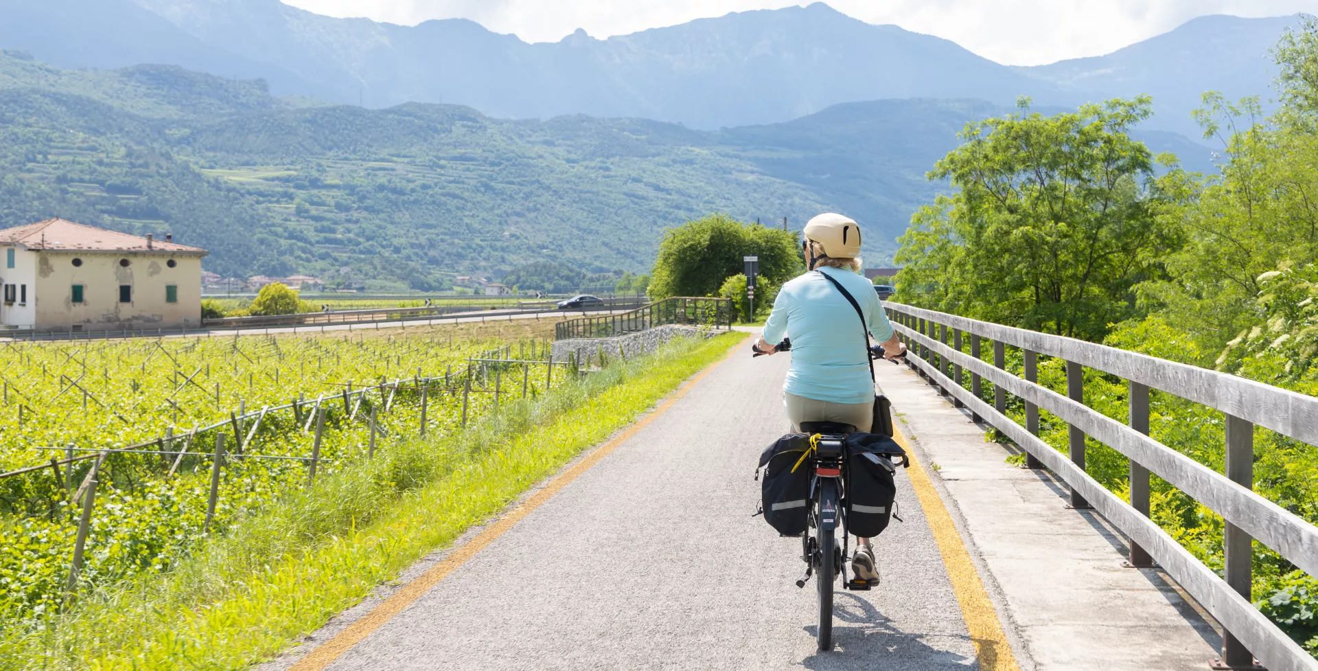 Fietsen in de bergen, langs wijngaarden in de Dolomieten, Zuid-Tirol, Italië