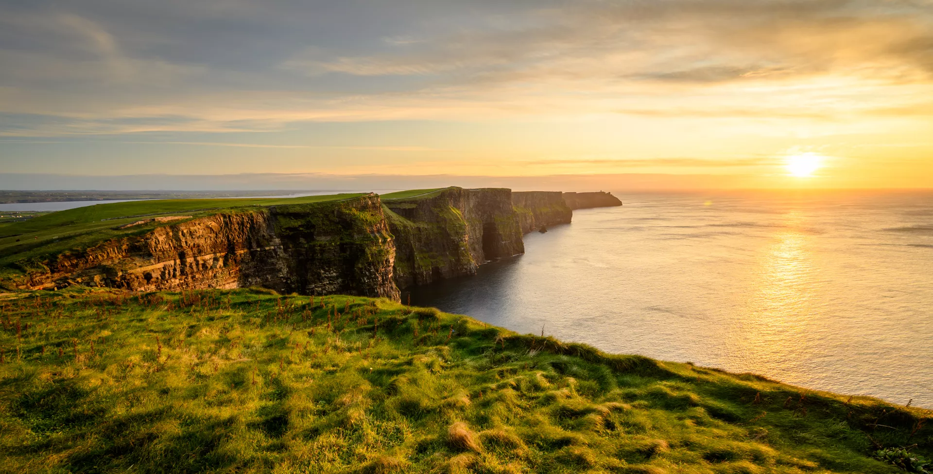 Zonsopgang boven de Atlantische oceaan bij Moher Cliffs in Ierland