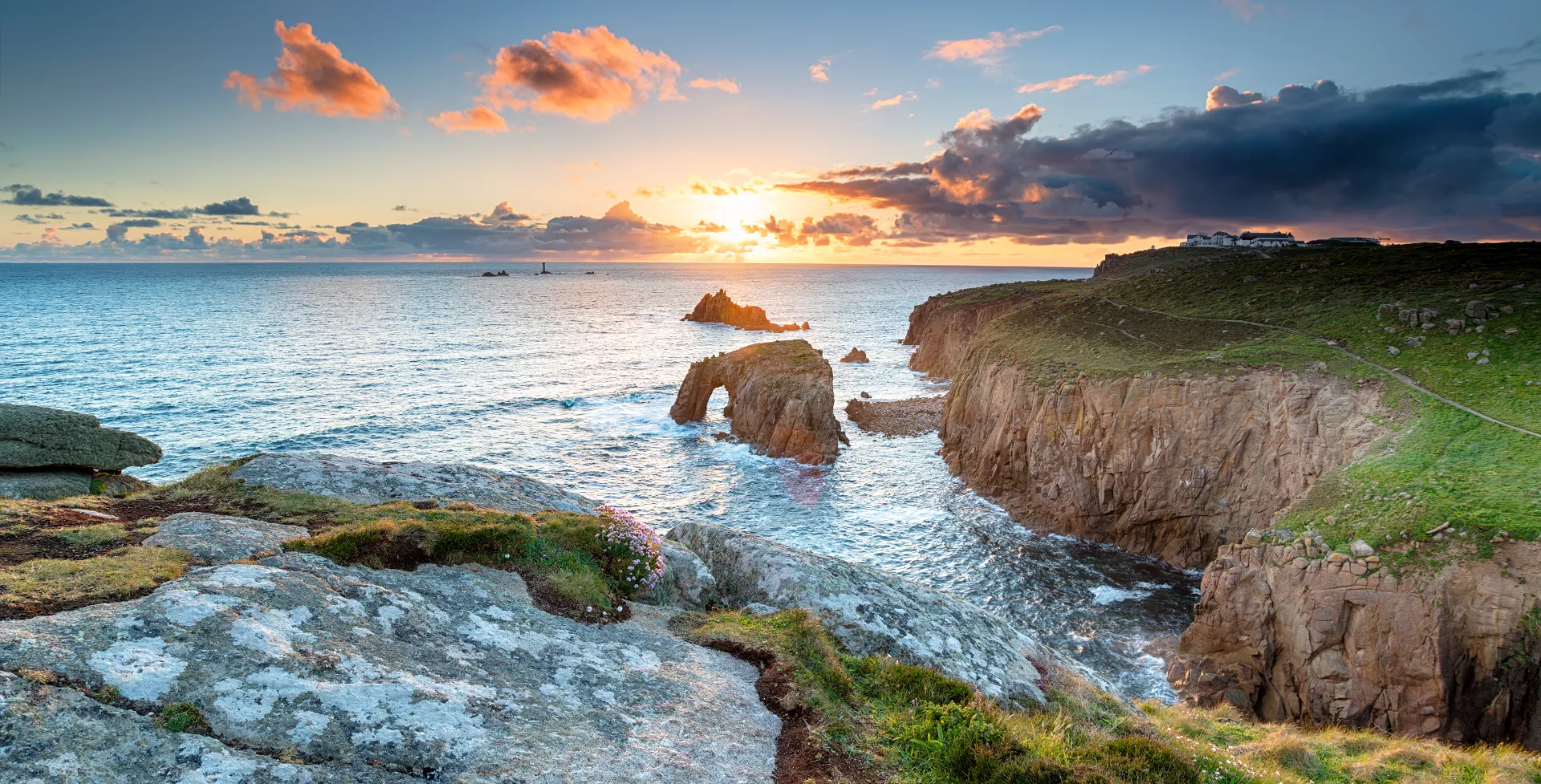 Zonsondergang bij de kust van Cornwall, Land's End, Engeland