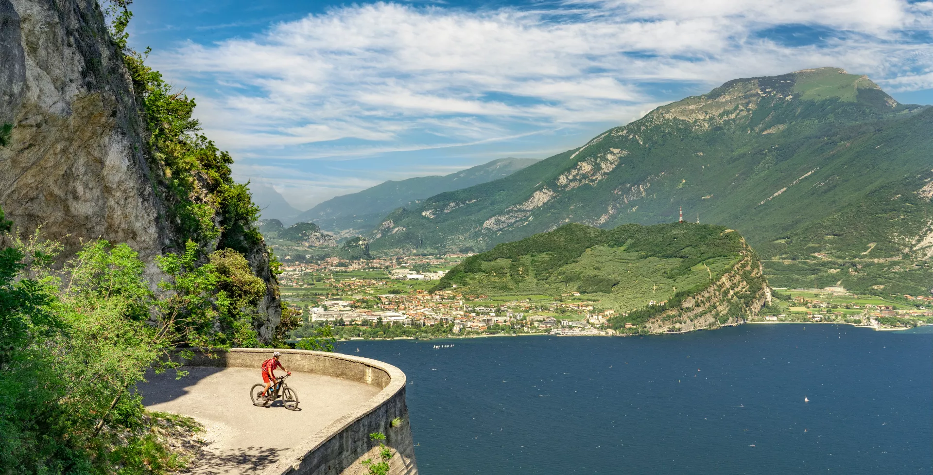 Fietsen tussen Riva del Garda en Torbole bergen bij het Gardameer in Italië