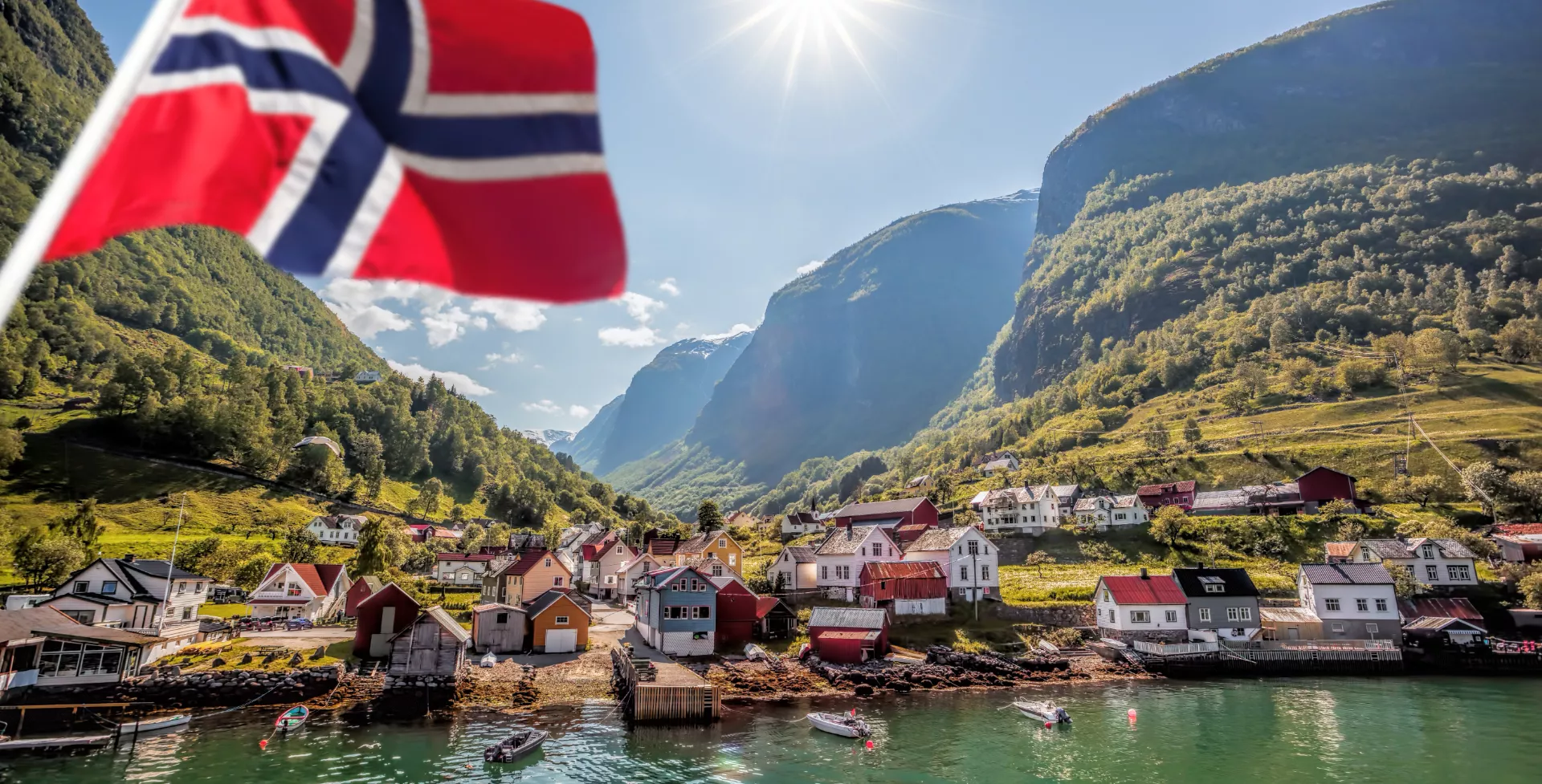 Vlag van noorwegen in de bergen van Noorwegen