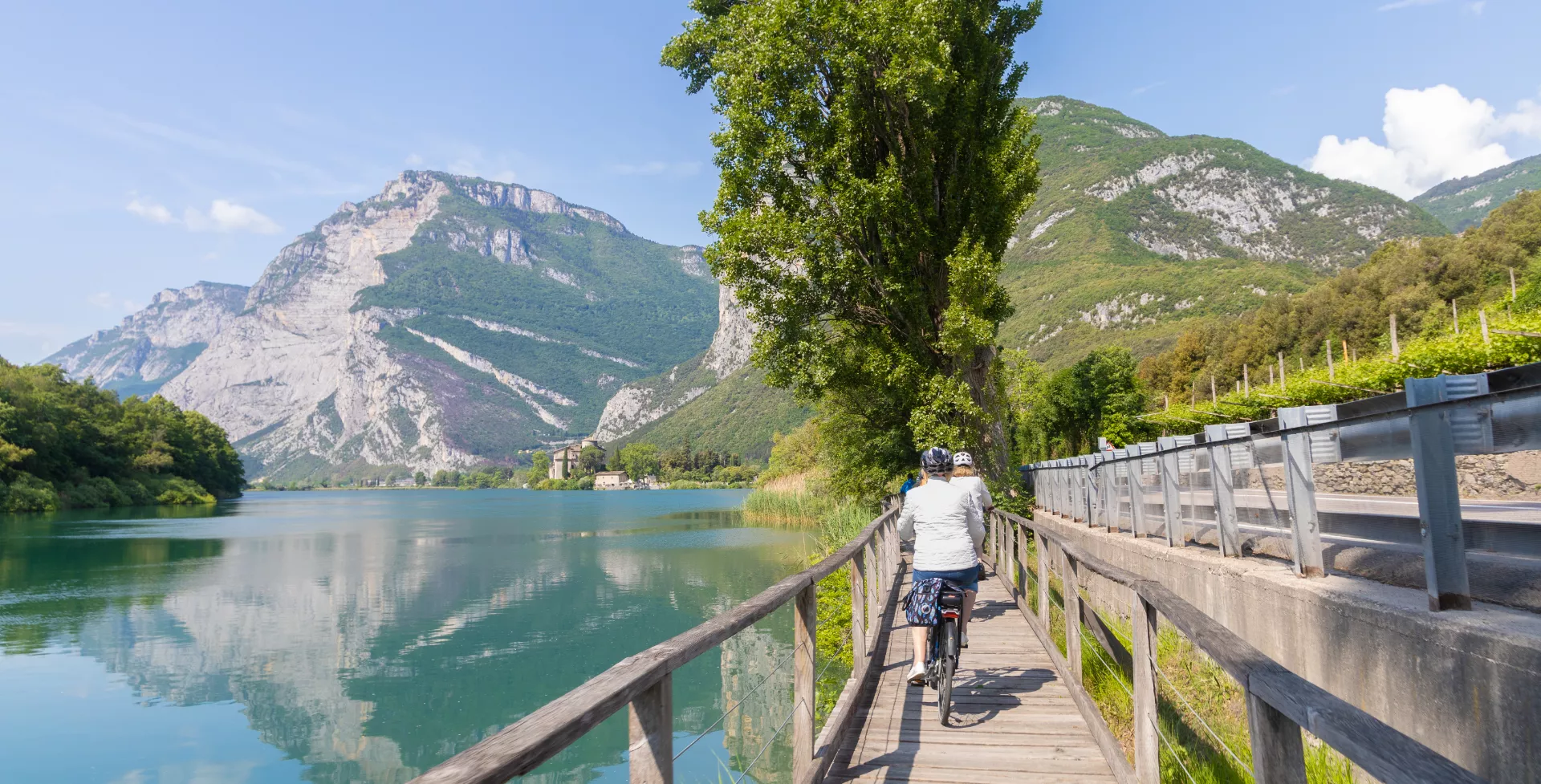 Fietsen langs het water bij Toblino, Zuid Tirol in Italië