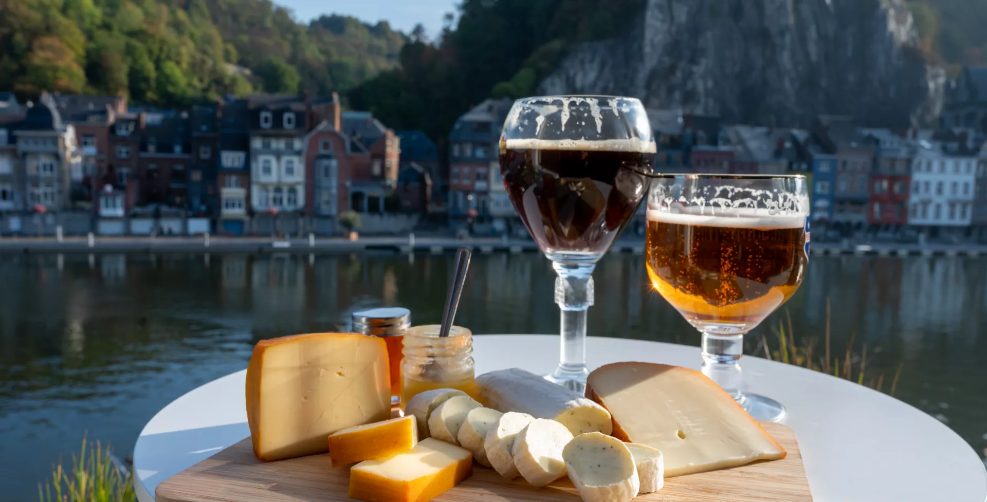 Borrelplankje met kaas en Trappist bier in Dinant, België