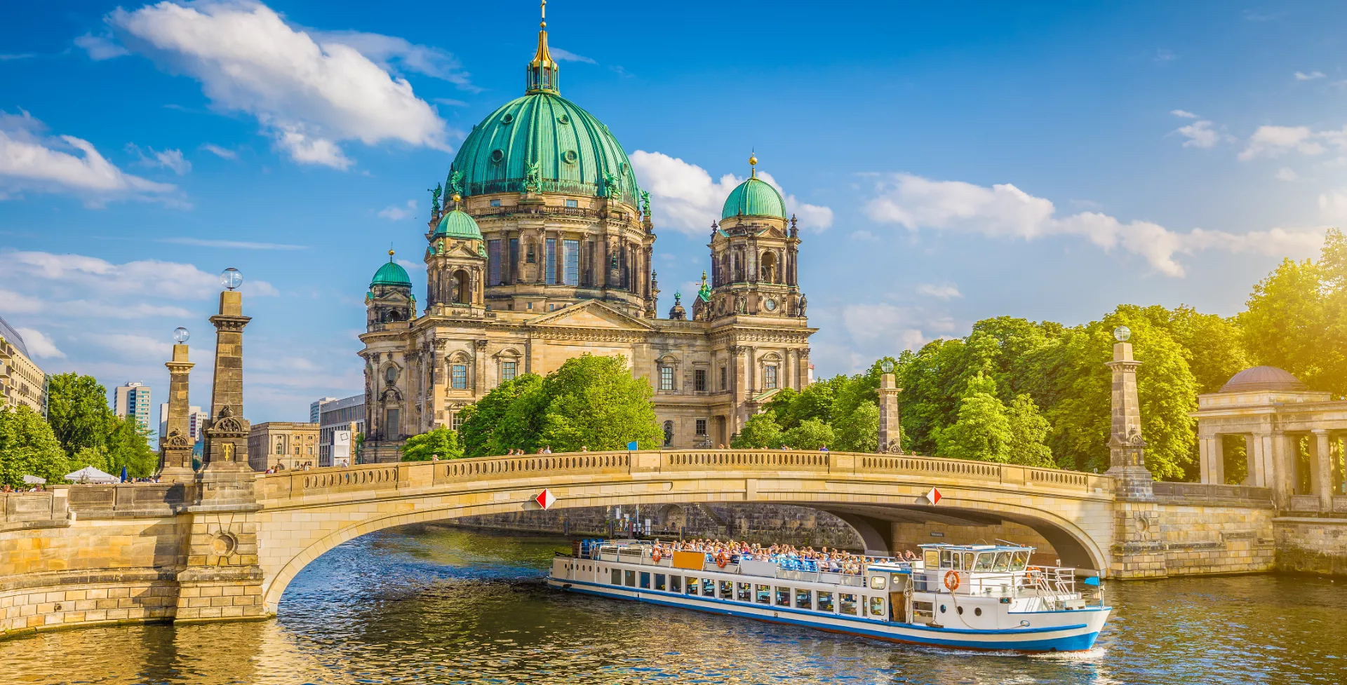 Boot op de Spree, Museumsinsel, Dom van Berlijn in Berlijn in Duitsland
