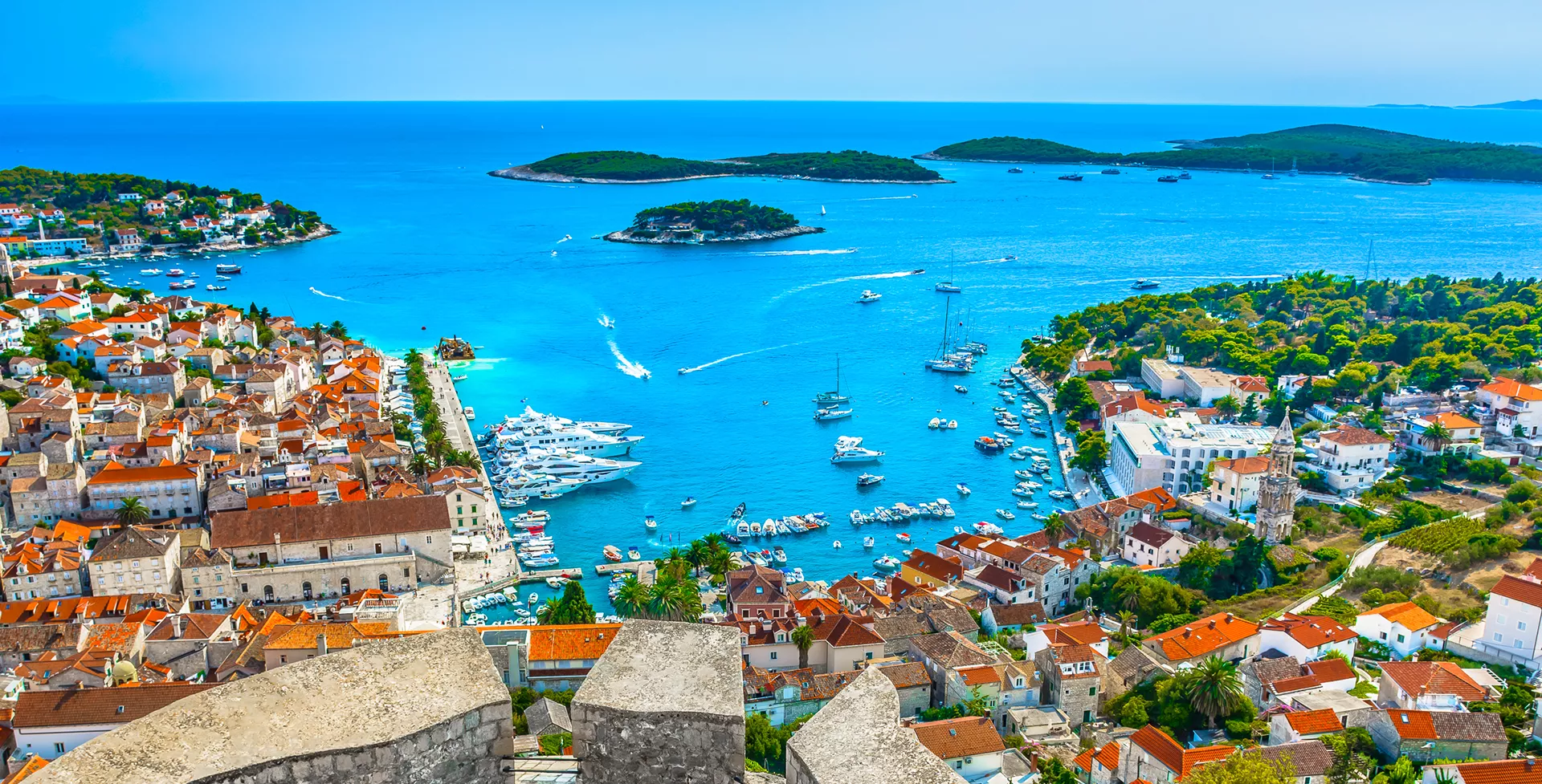 Kroatie Hvar overzicht stad en kust  