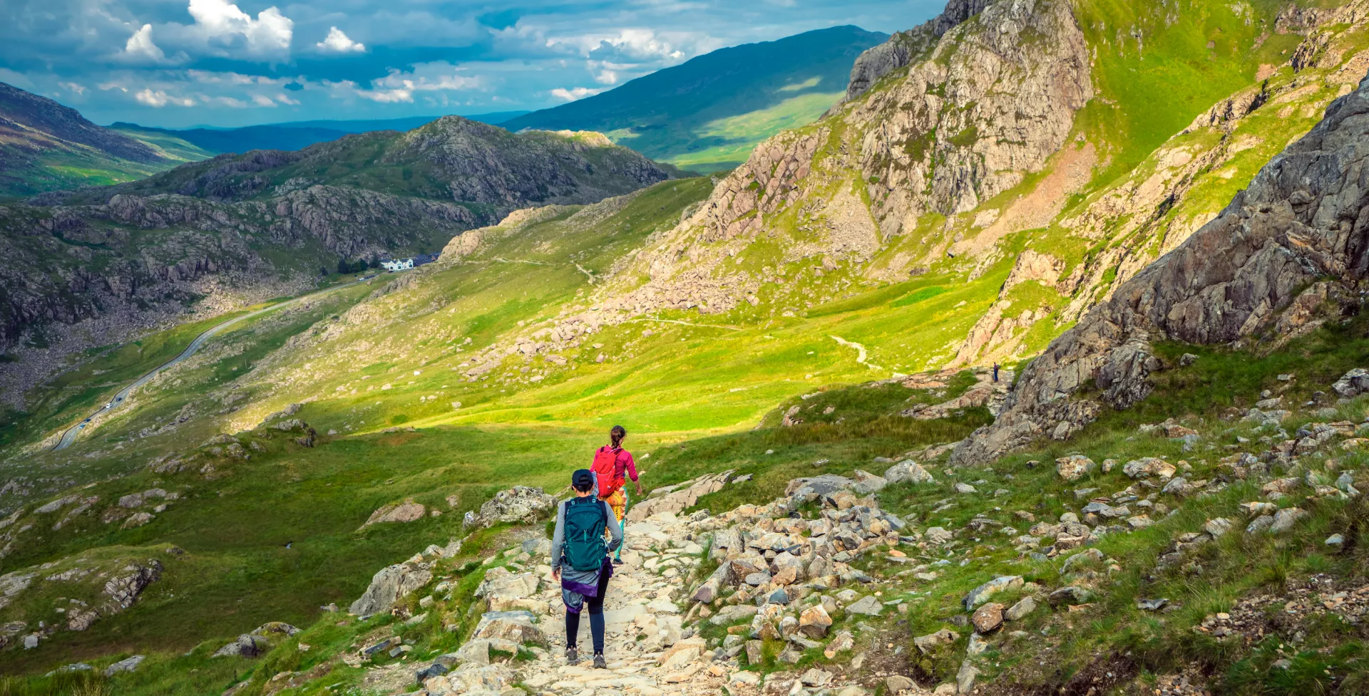 Wandelaars in de bergen van Snowdon National Park in Wales, Groot-Brittannië