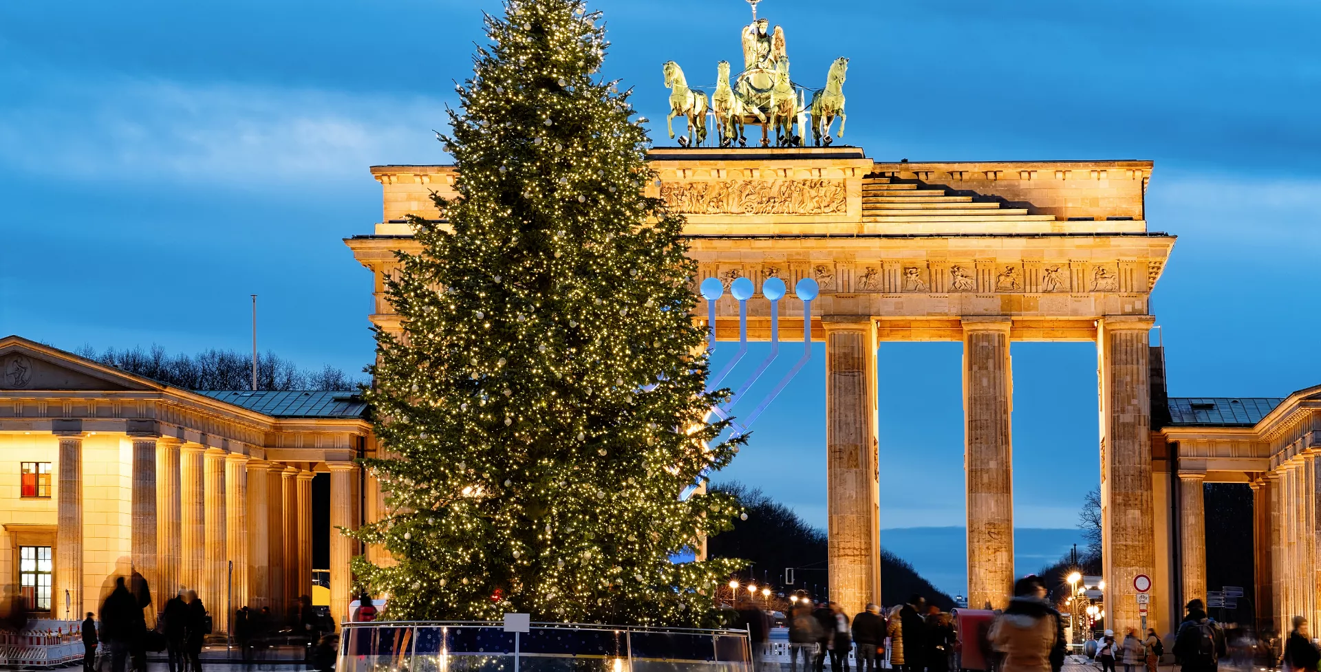 Kerstboom bij de Brandenburg Gate Building in Berlijn in Duitsland