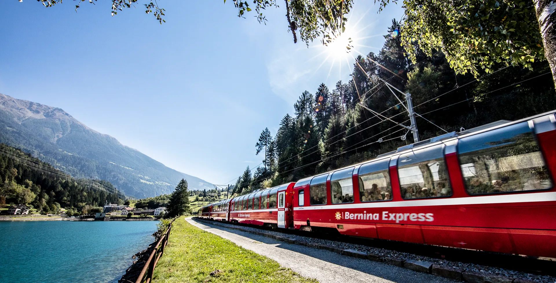 CH-Bernina Express bij Lago di Poschiavo 1920x977