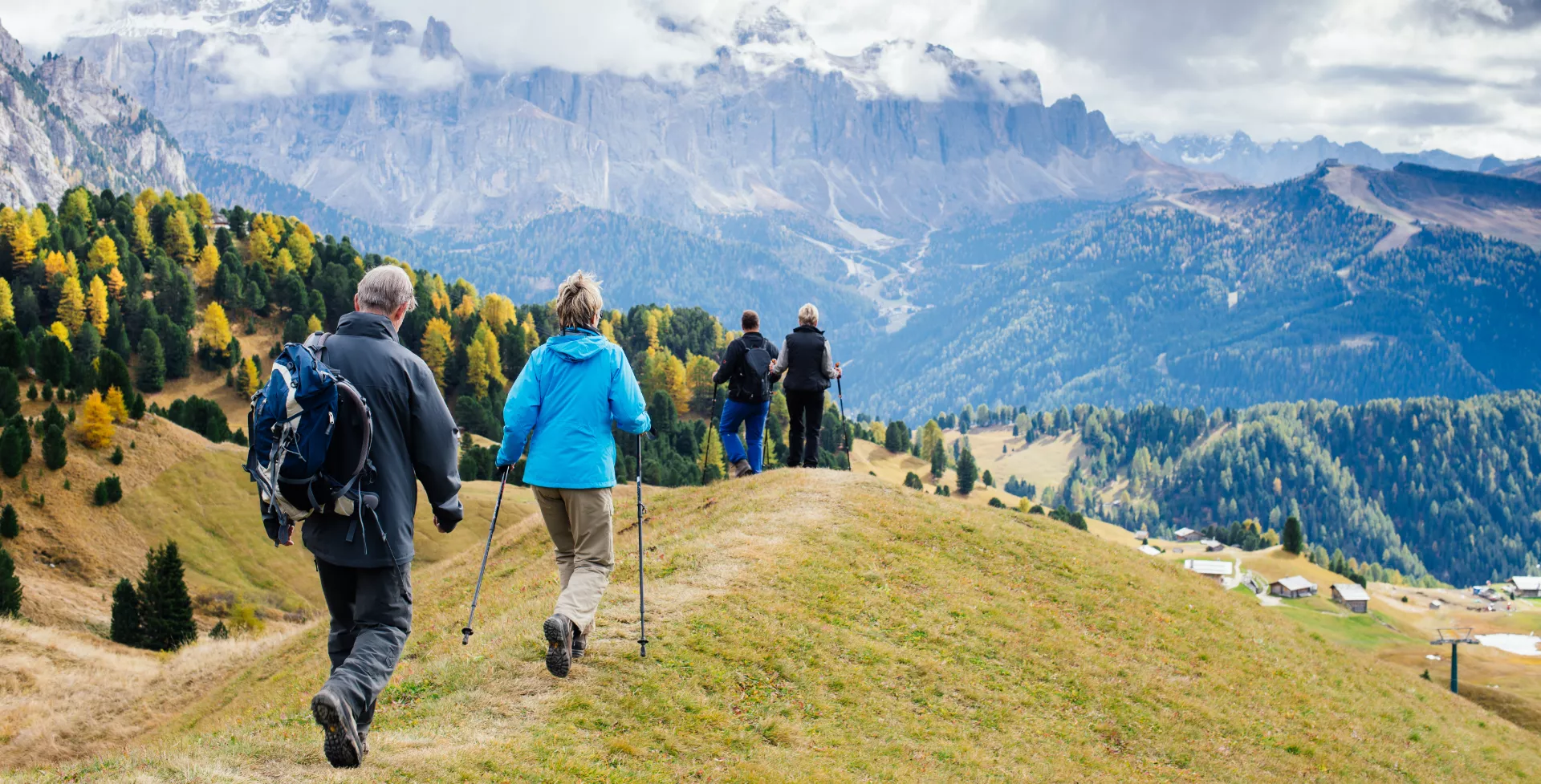 Wandelaars in de bergen van De Dolomieten in Italië