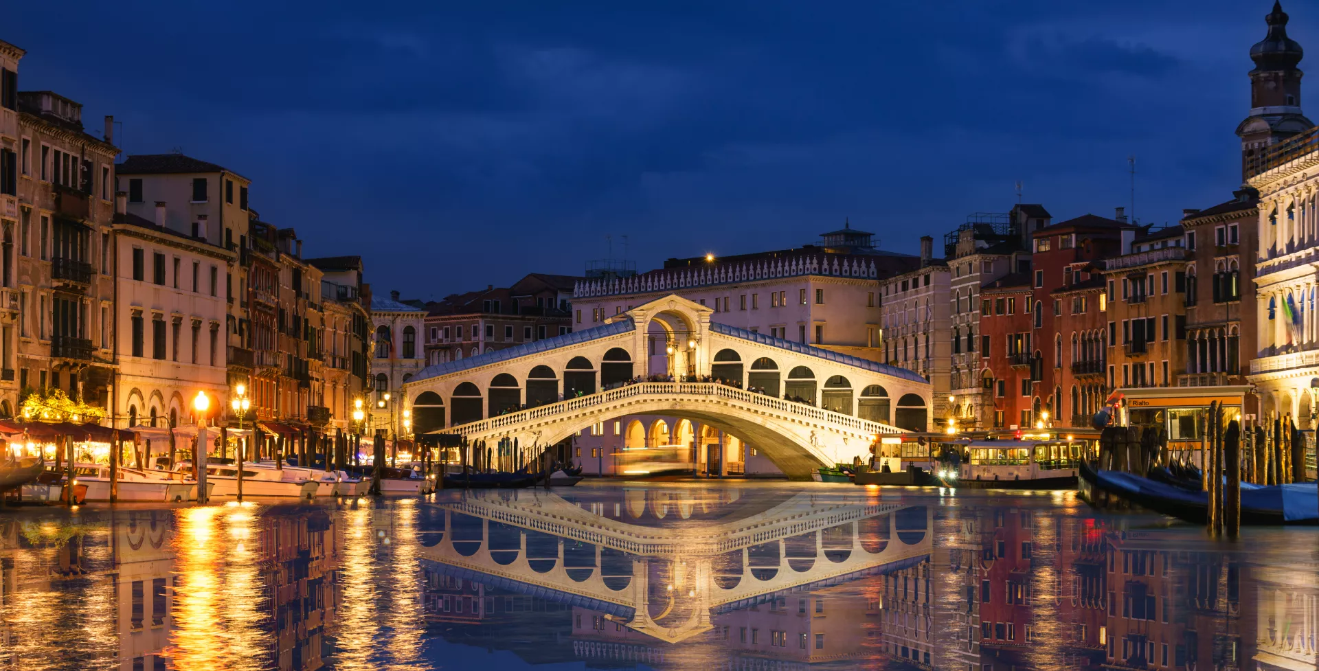 Verlichte Grand Canal, Rialto Brug in Venetië, Italië
