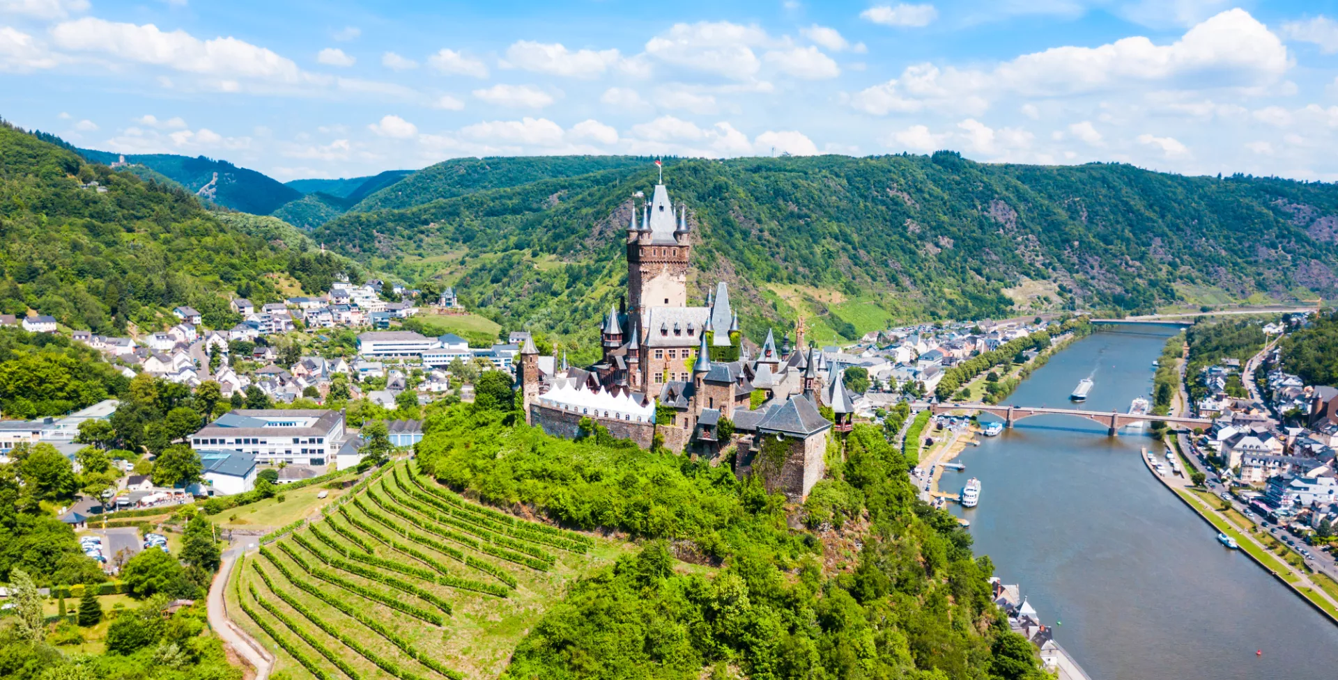 Luchtfoto van Reichsburg Castle, Moezel in Duitsland