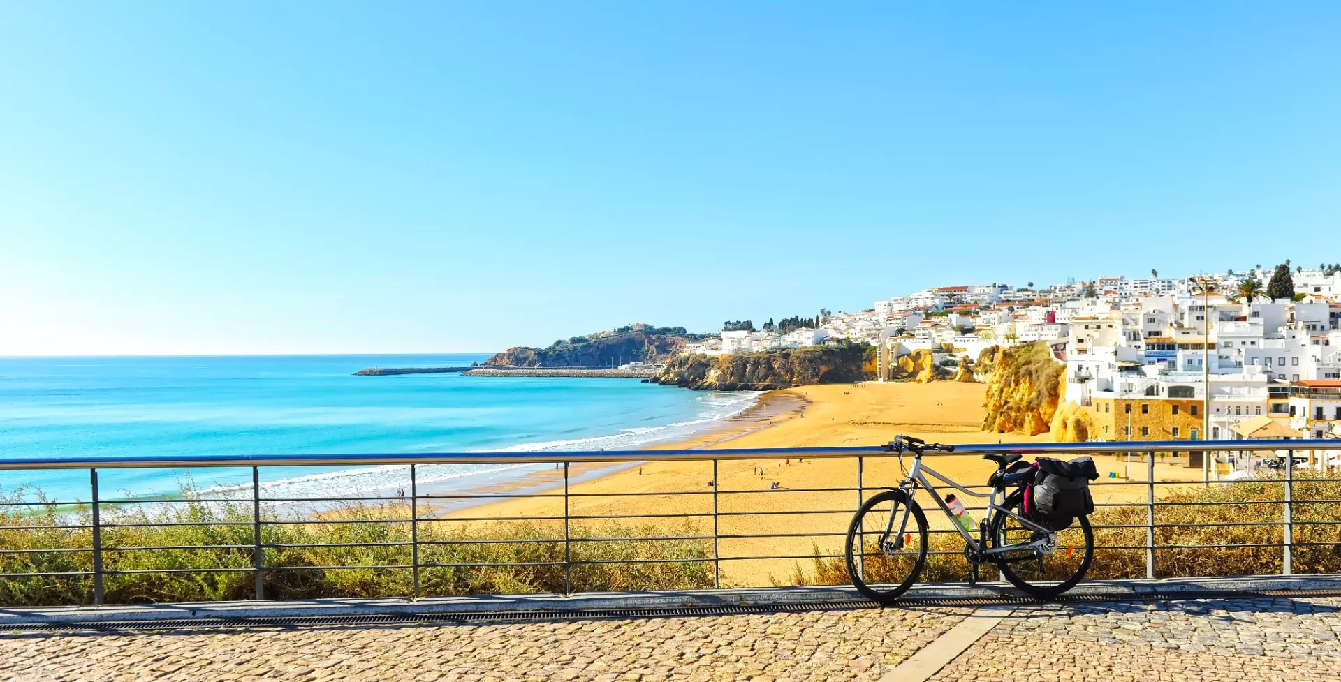 Strand bij Albufeira in Algarve in Portugal