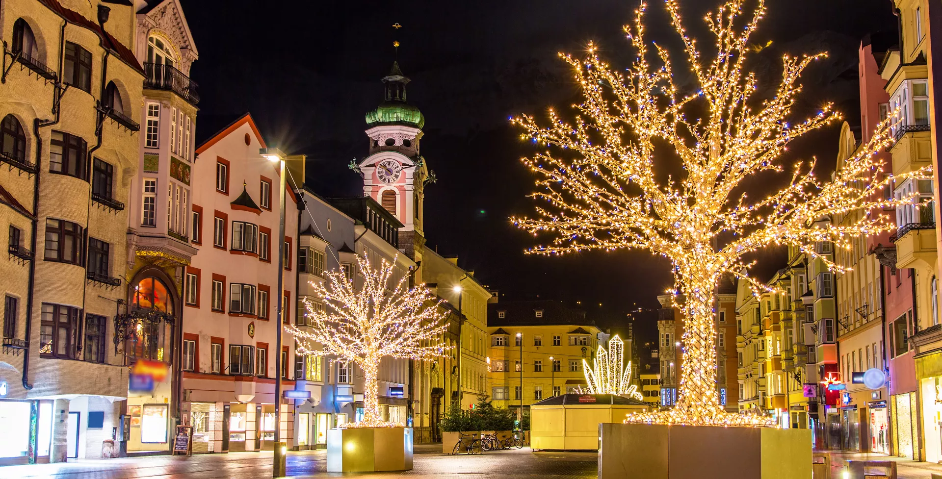 Kerstverlichting in de straten van Innsbruck, Oostenrijk
