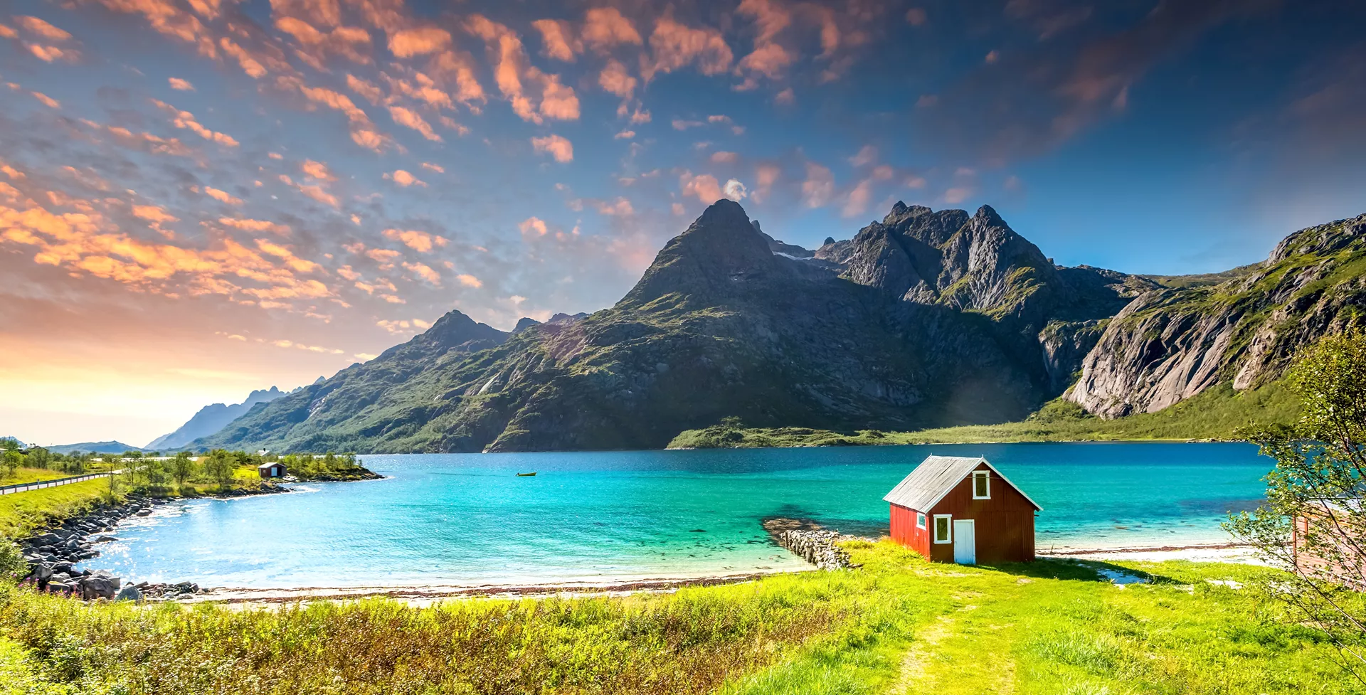 NO-Lofoten strand rood huisje 1920x977