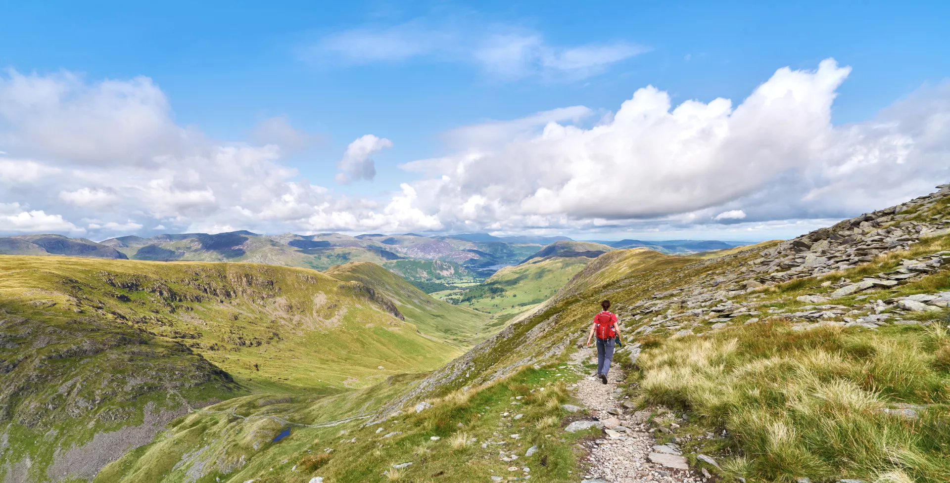 Wandelaar in de bergen van Lake District in Groot-Brittannië