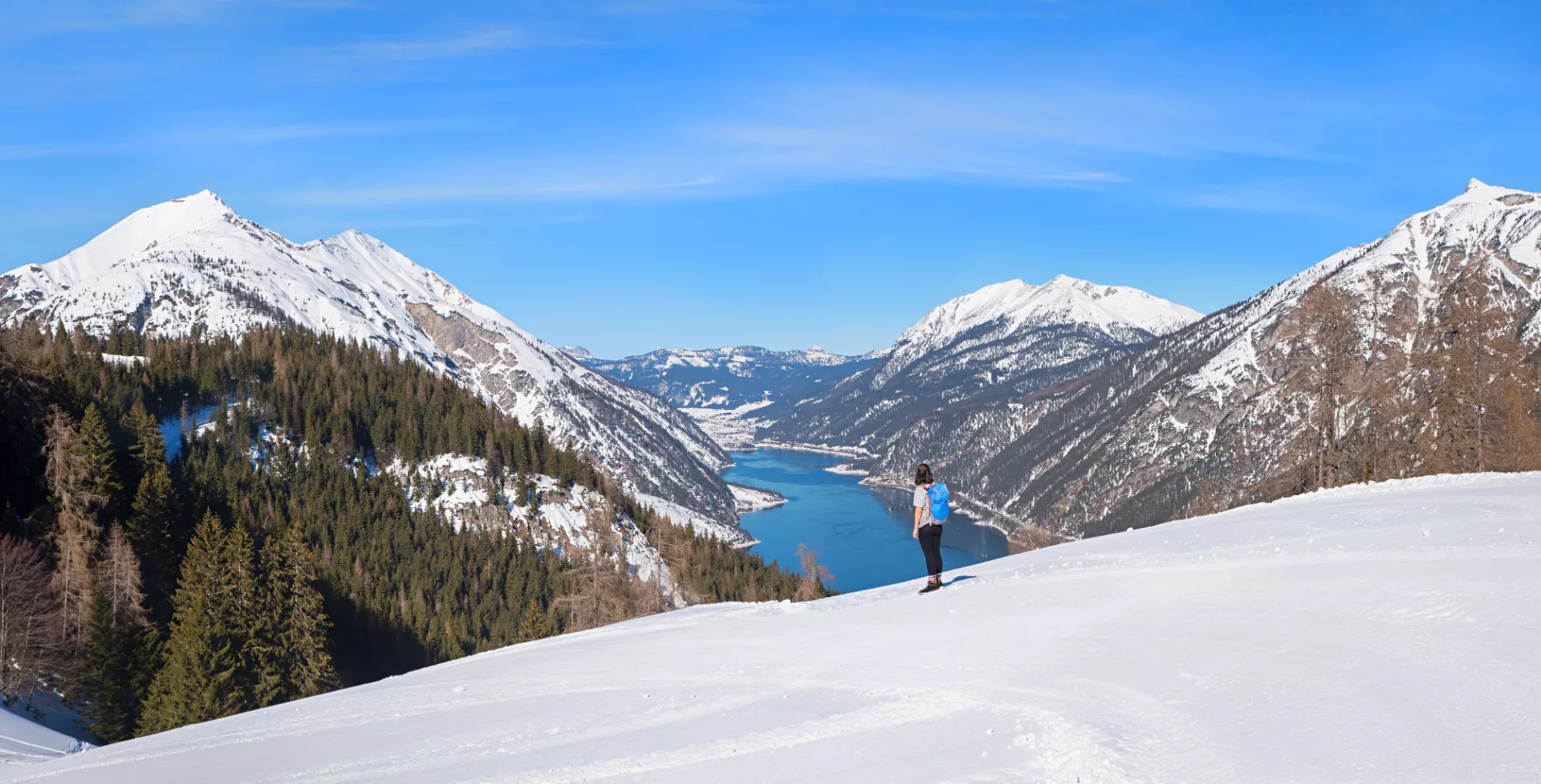Wandelaar bij de Achensee in de winter