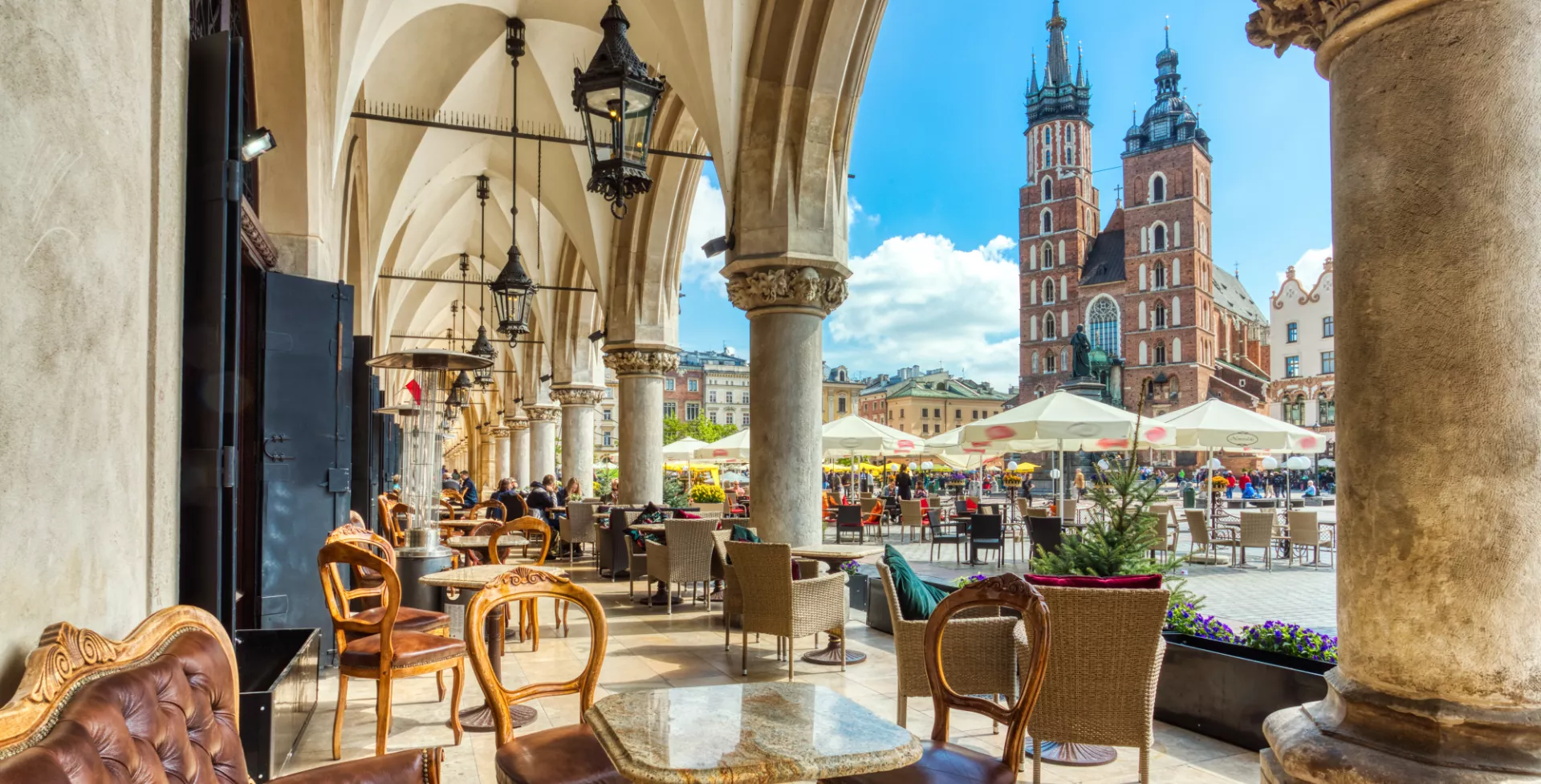 Groot plein bij de St. Mary's Basillica in Krakau, Polen