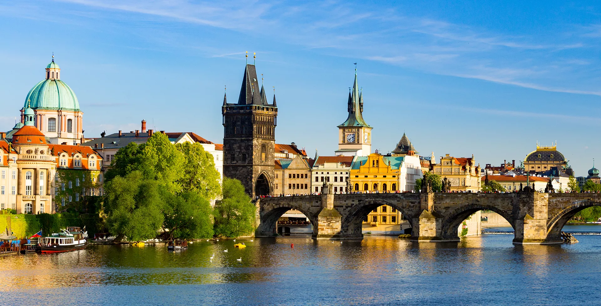 Praag met Karelsbrug over de rivier de Moldau