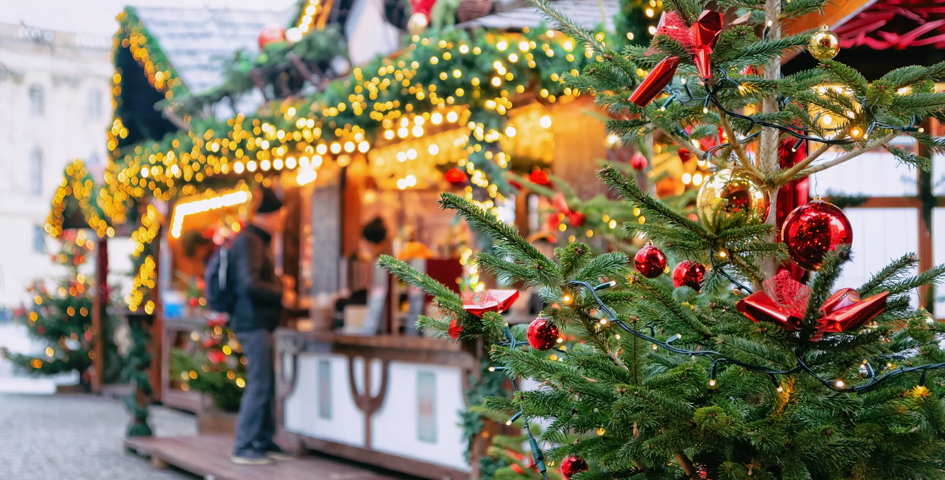 Verlichte kerstboom op de kerstmarkt in Berlijn, Duitsland