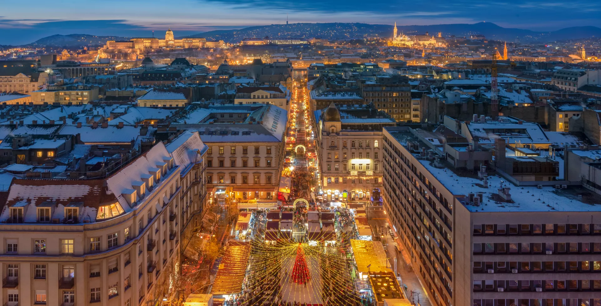 Verlichte kerstmarkt bij de St. Stephen Basilica in Budapest, Hongarije