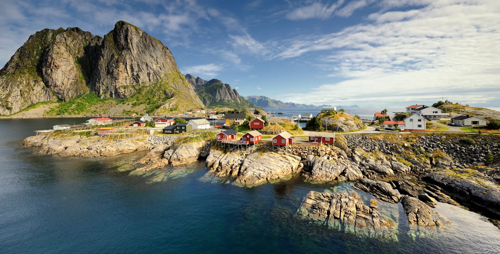 Typisch rode huisjes en vissers hutten in de Lofoten, Scenic fjord