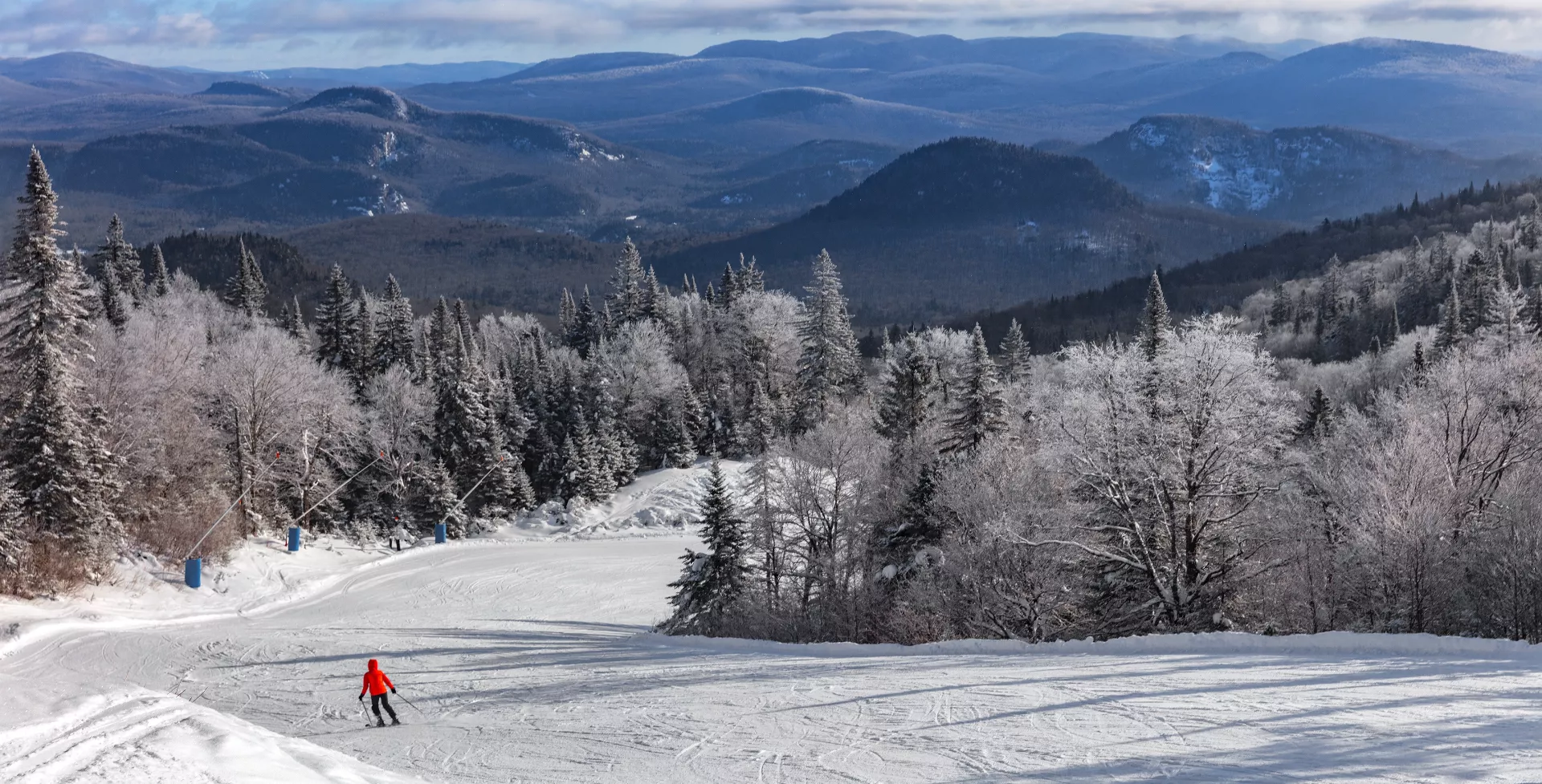 Skiën in de besneeuwde bergen Mont Tremblant, Quebec, Wintersport Canada