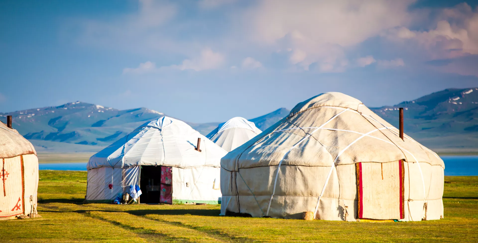 Kirgistan, Song Kul, Joertkamp in de bergen bij een meer
