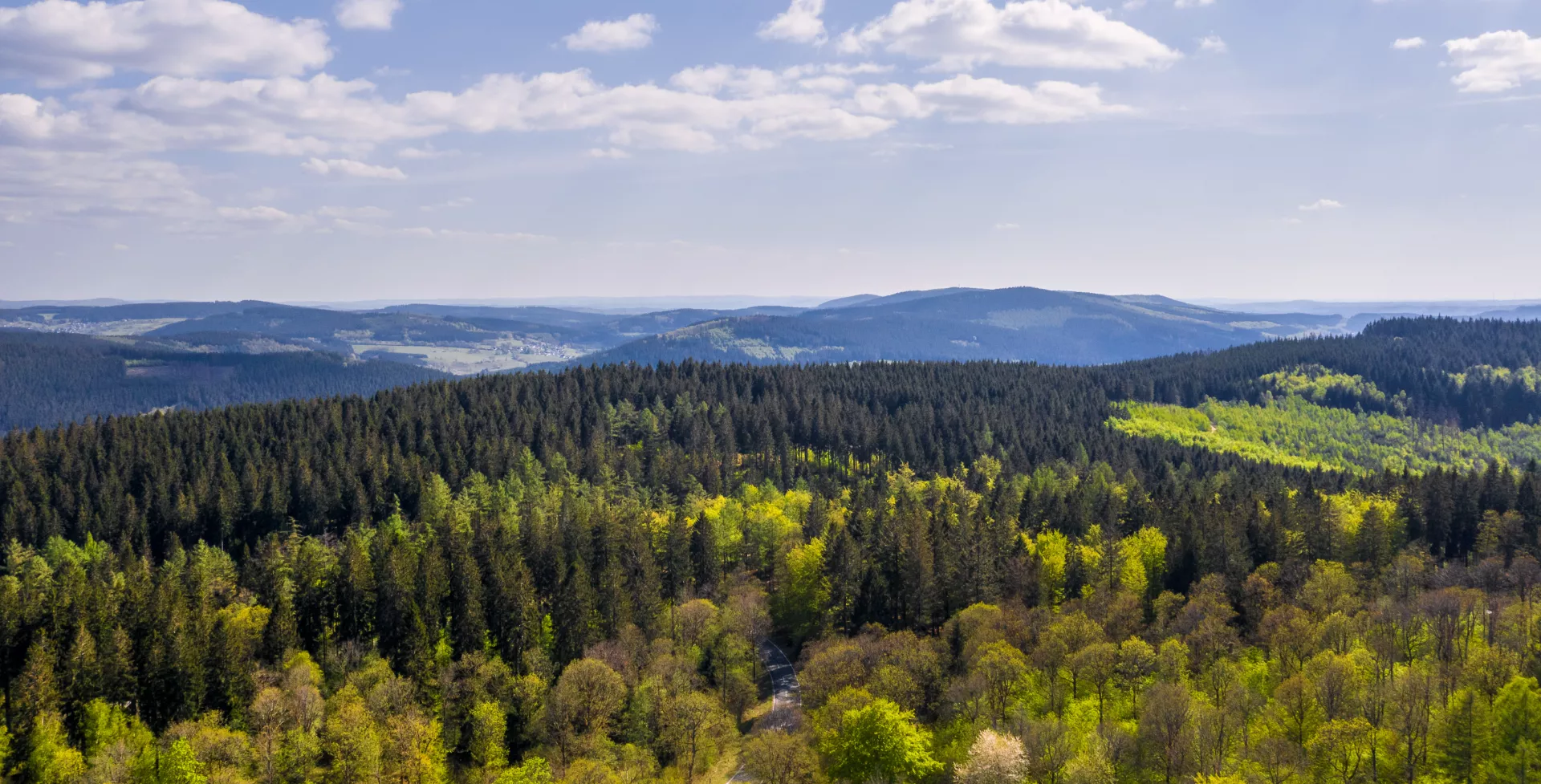 Uitzicht over de bergen van Sauerland in Duitsland