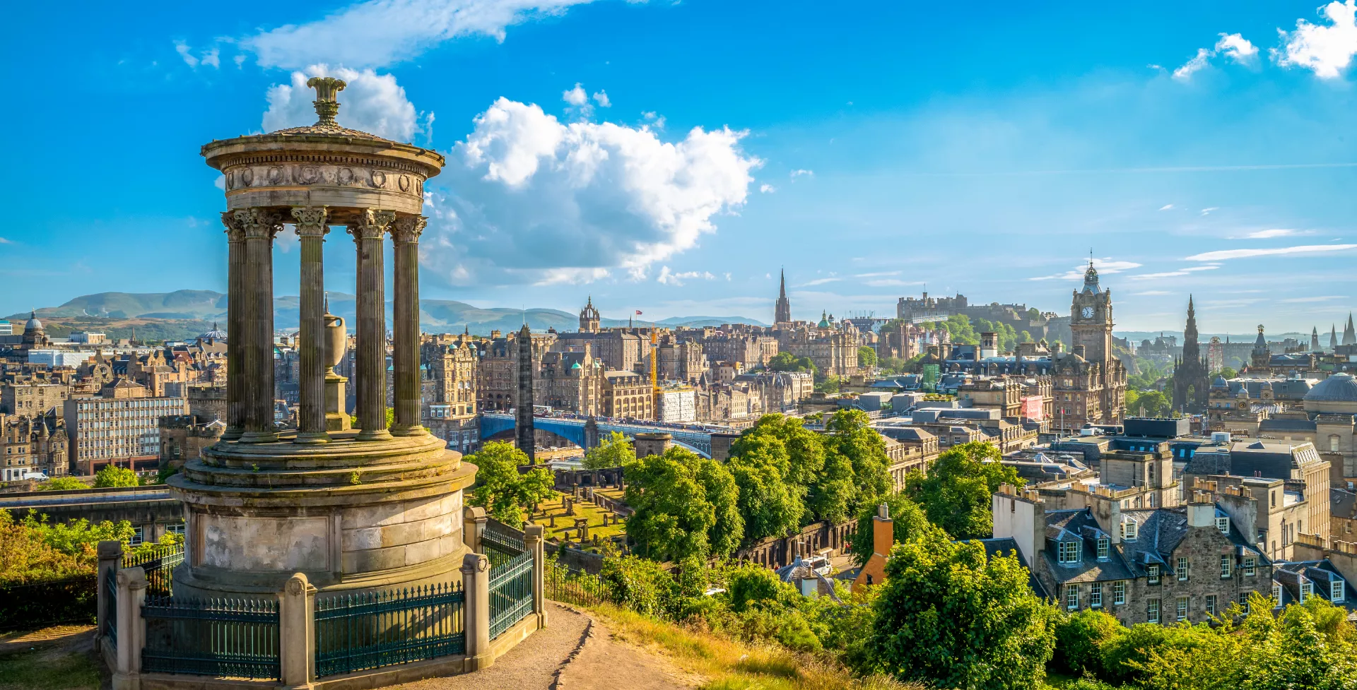 Uitzicht over de binnenstad van Edinburgh, Schotland