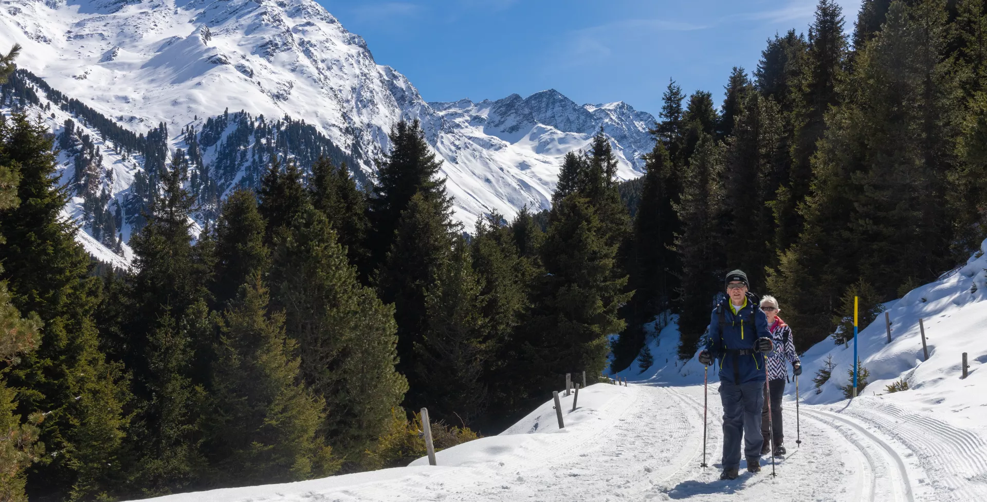 Langlaufen in de sneeuw in de bergen van Brandenberg in Tirol in Oostenrijk