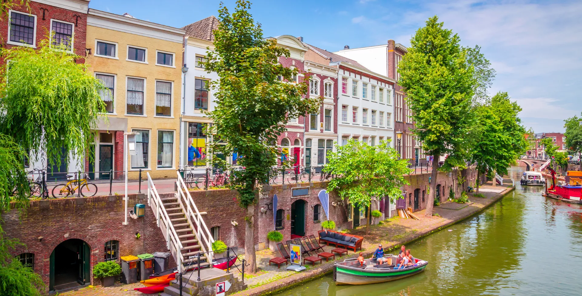 Traditionele huizen aan de oude gracht in Utrecht, Nederland