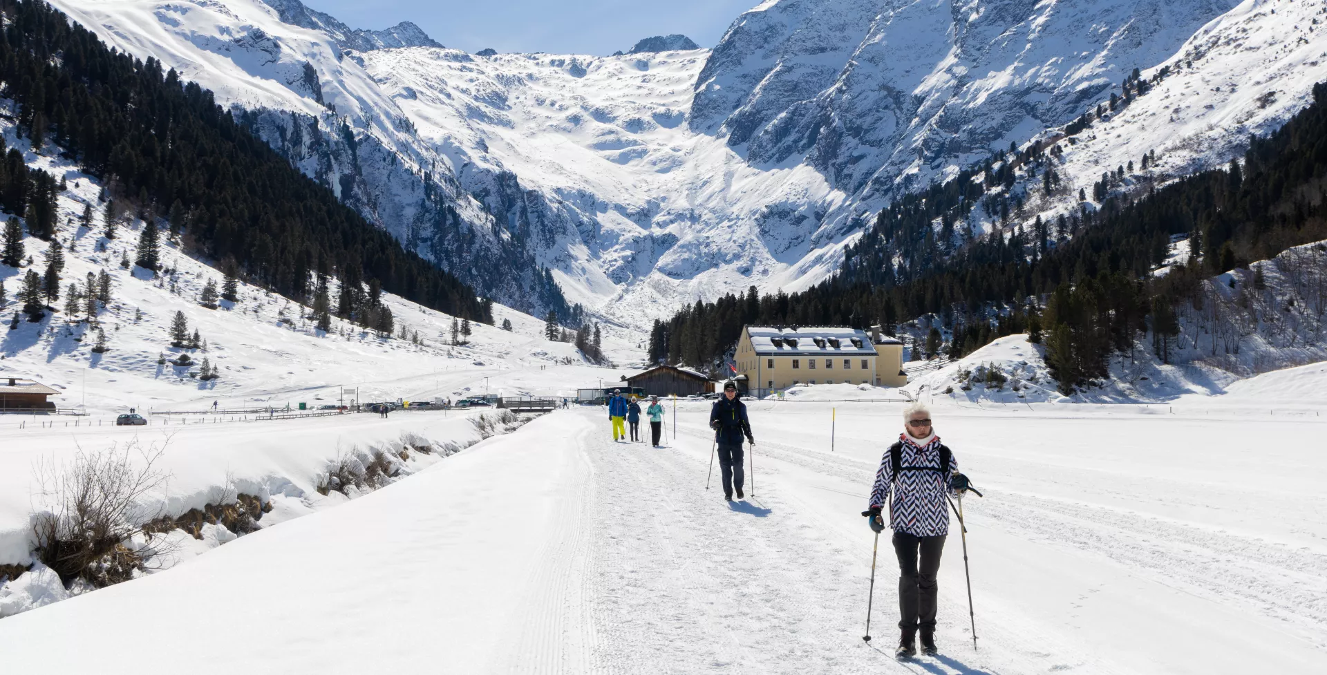 Langlaufen in de sneeuw en bergen bij Lüsens in Tirol in Oostenrijk