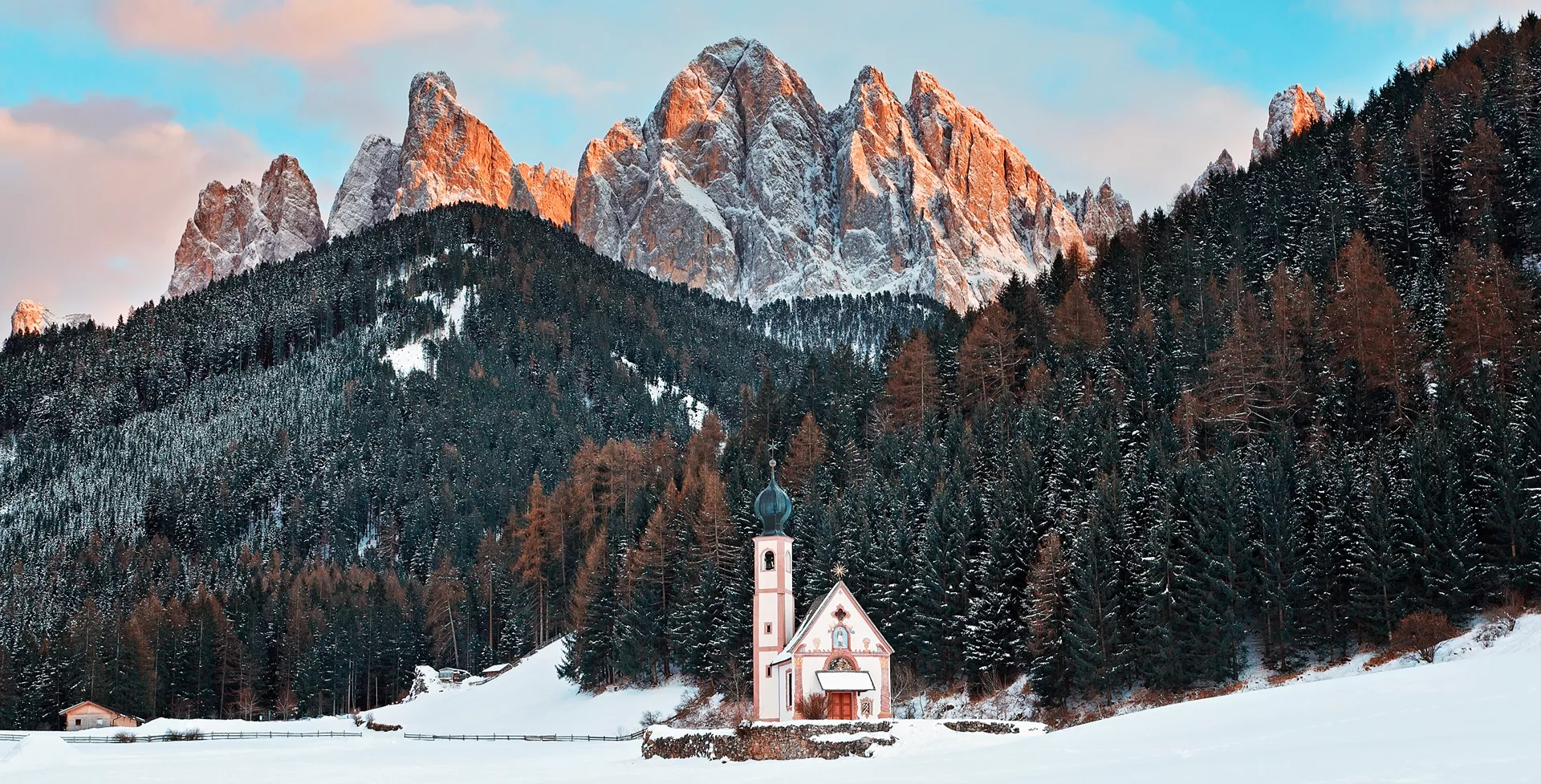 Winteruitzicht op de St. John's Church in Ranui met de Puez-Odle Dolomieten, Villonos Val di Funes, Alto Adige, Italië